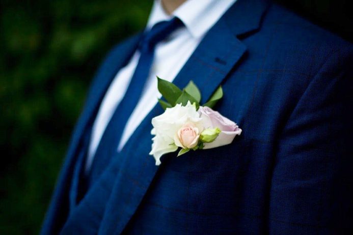Букет невесты из белых пионов и лавандовых роз