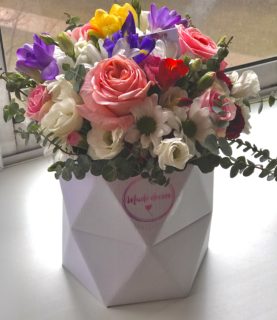Цветочная композиция в шляпной коробке Maxi из свежих цветов