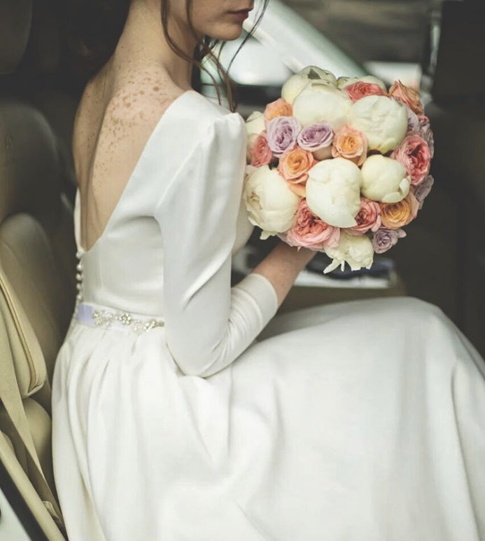Букет невесты из белых пионов и лавандовых роз