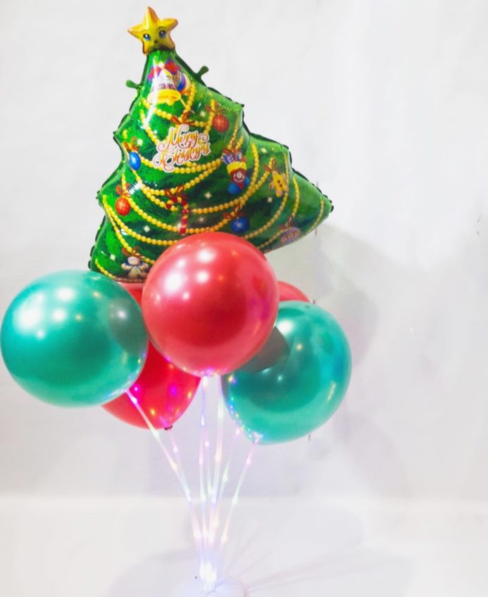 Новогодняя композиция из воздушных шаров на стойке