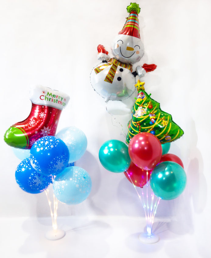 Новогодняя композиция из воздушных шаров на стойке