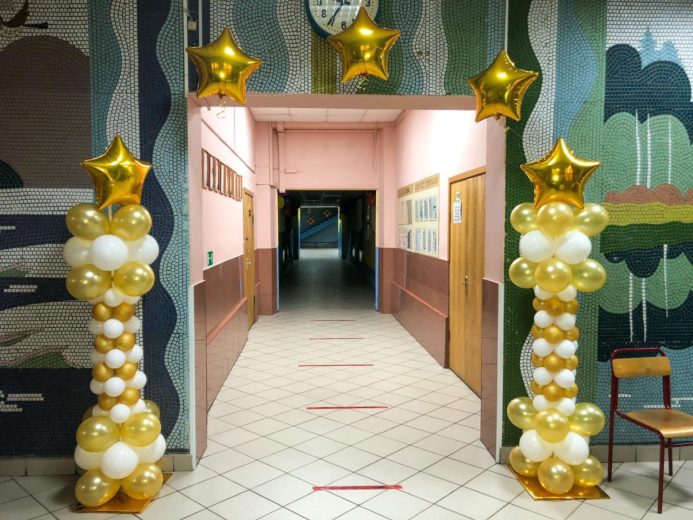 Оформление коридоров школы воздушными шарами