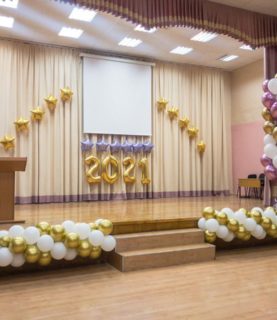 Оформление сцены воздушными шарами на школьный выпускной