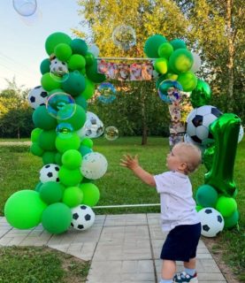 Футбольная фотозона из шариков на 1 год