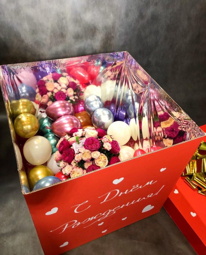 Коробка-сюрприз с воздушными шарами и цветами