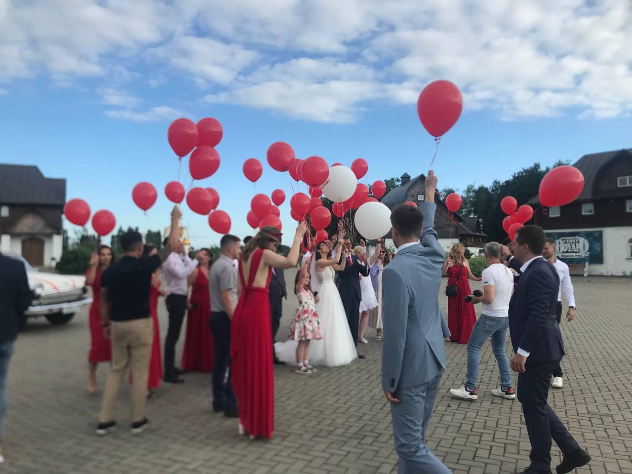 Воздушные шары на красно-белую свадьбу