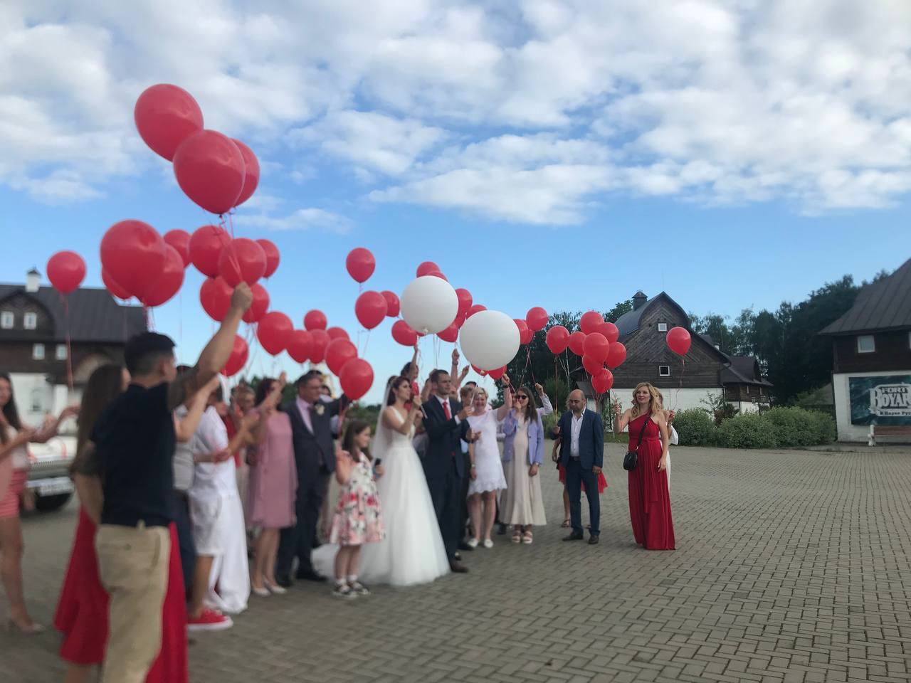 Воздушные шары на красно-белую свадьбу