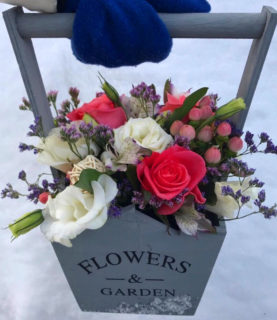 Букет цветов в декоративном ящике