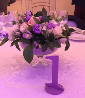 Свадебная композиция из цветов для украшения столов