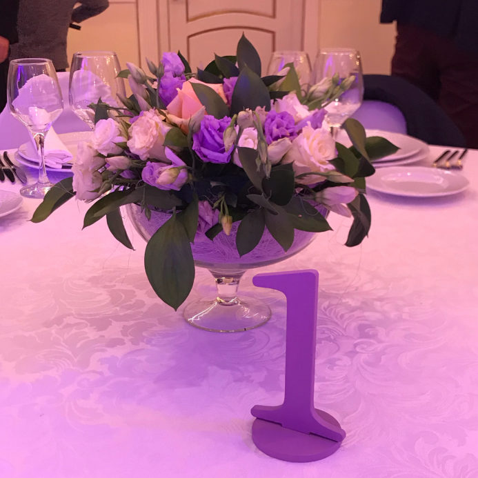 Свадебная композиция из цветов для украшения столов